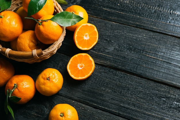 Closeup de mandarinas jugosas brillantes con espacio de copia