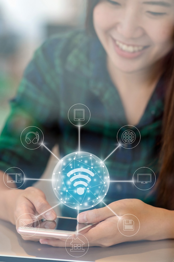 Foto closeup mano empresaria asiática usando el teléfono móvil inteligente con acción de felicidad