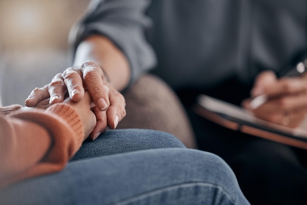 Foto closeup mãos e apoio na conversa terapêutica e luto com compaixão, empatia ou apoio zoom mão ou mulher com terapeuta de tristeza ou comunicação para soluções de saúde mental ou estresse