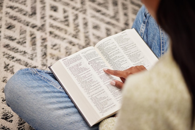 Closeup mãos e mulher com uma bíblia espiritual e religião para orientação e aprendizado de paz Zoom pessoa do sexo feminino ou adoração com louvor lendo escrituras e gratidão com oração em casa e relaxe