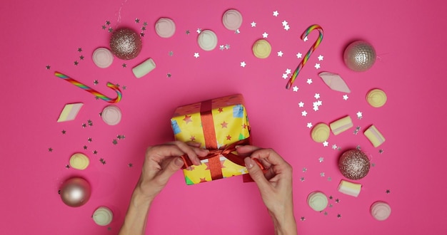 Closeup mãos femininas decorando caixas de presente para idéias de embalagem de presente de feriado de Natal Visão aérea