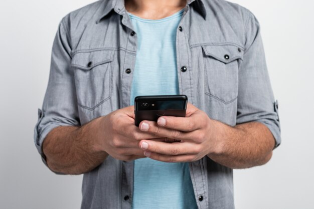 Closeup mãos masculinas segurando o telefone móvel