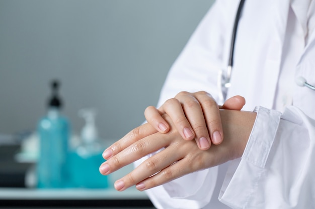 Closeup médico mãos lavar com gel desinfetante para as mãos.coronavírus lavar as mãos para higiene das mãos limpas covid19 prevenção de propagação