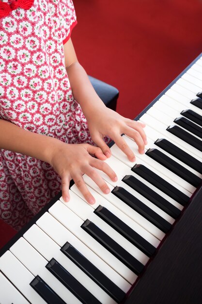 Closeup menina mão tocando piano