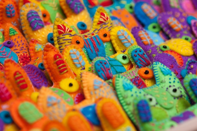 Closeup muchos broches cabeza de animal cosidos a mano de colores brillantes