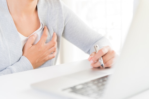 Closeup mujer de negocios con ataque al corazón.