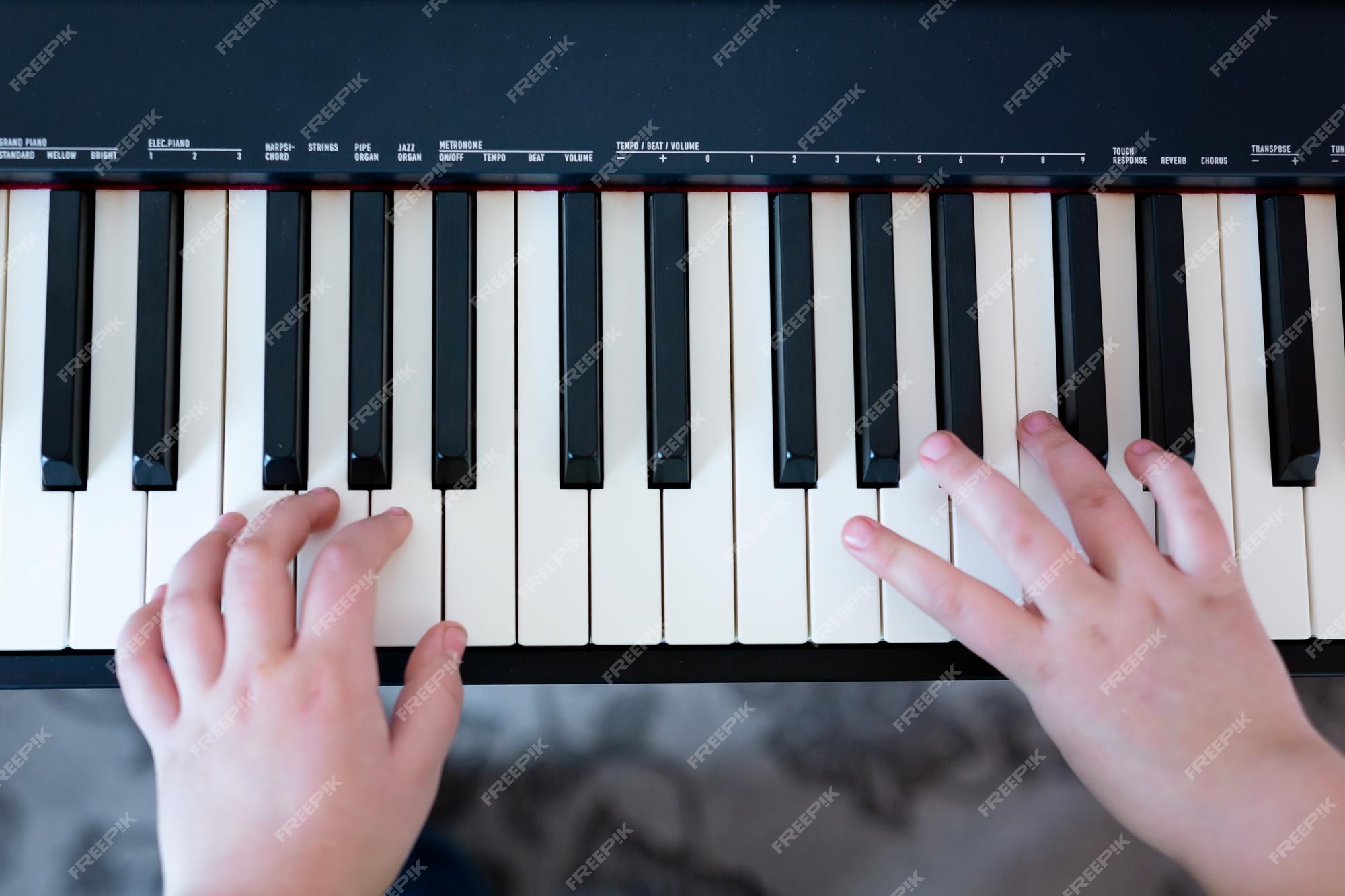 Closeup músico niño manos tocando el piano en el teclado del piano el concepto de aprender a tocar el piano música clásica música de fondo | Foto Premium