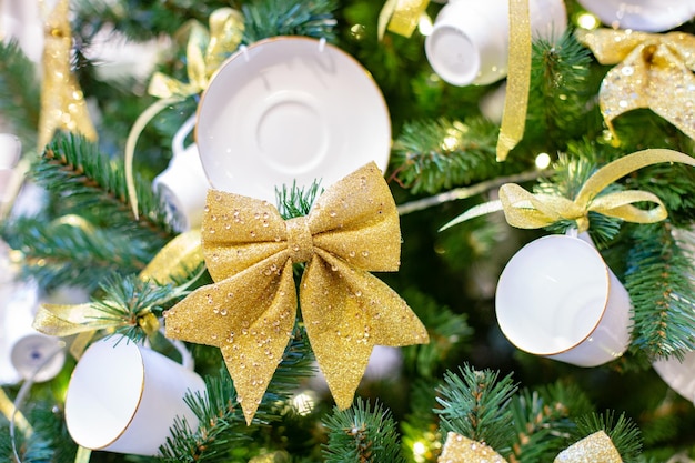 Closeup na decoração da árvore de natal sobre fundo festivo