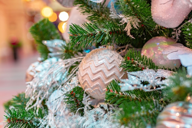 Closeup na decoração da árvore de Natal sobre fundo festivo