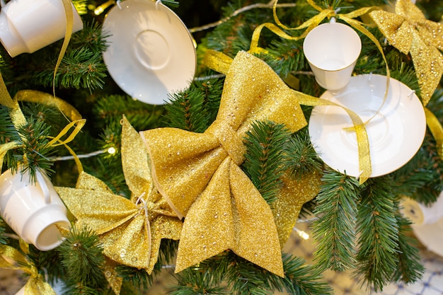 Closeup na decoração da árvore de natal sobre fundo festivo