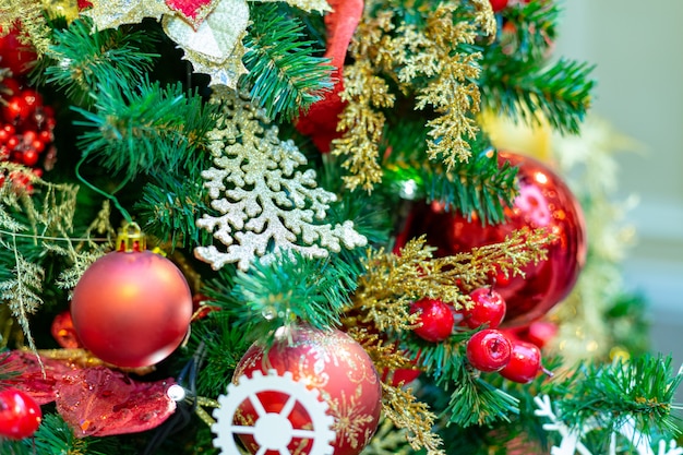 Closeup na decoração da árvore de Natal sobre fundo festivo