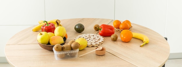 Closeup na mesa com legumes na cozinha.