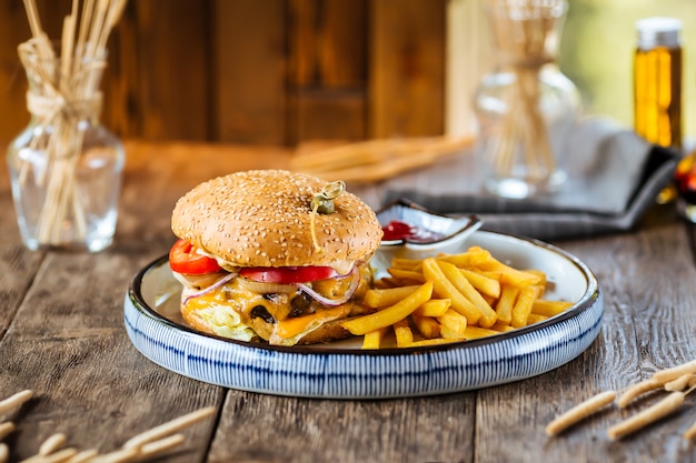 Closeup no cheeseburger com batatas fritas