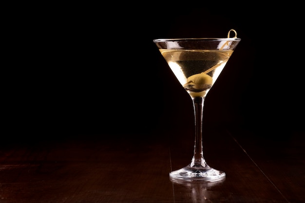 Closeup no copo de coquetel de martini com azeitona James Bond 007's Vesper