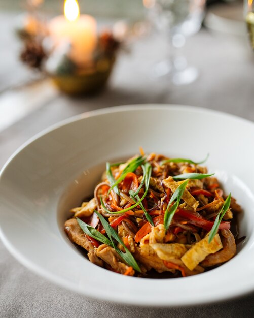 Closeup no prato de macarrão pan asiático soba com frango e vegetais