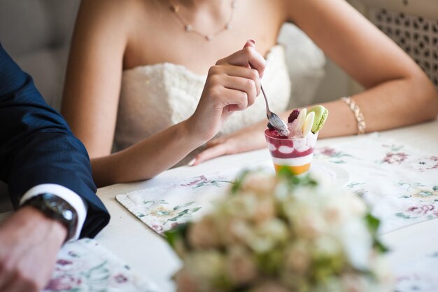 Closeup novia comiendo postre