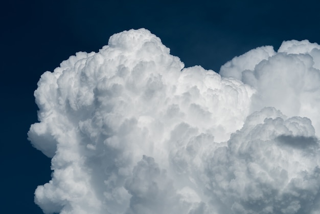 Closeup nuvem cumulus branca no céu azul