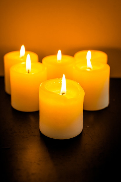 Closeup para queima de velas na escuridão