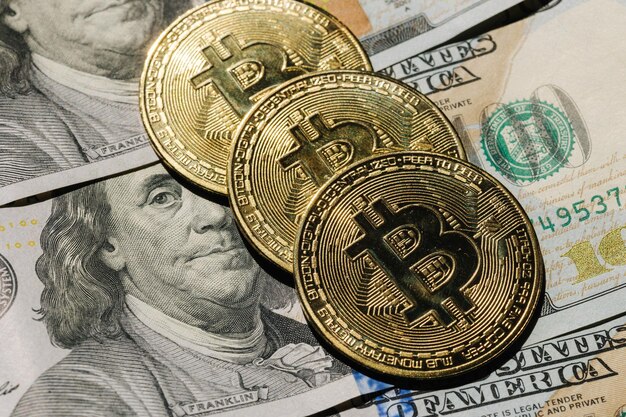 Closeup pf bitcoin em notas de cem dólares trocam dólares americanos por bitcoin