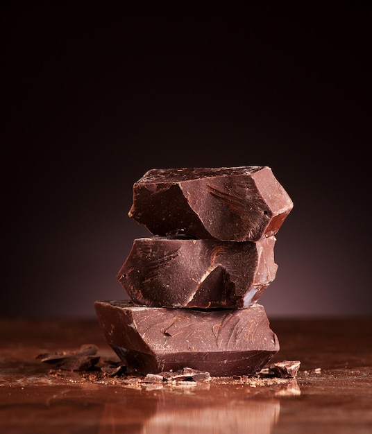 Closeup piezas de chocolate sobre un fondo de mármol oscuro