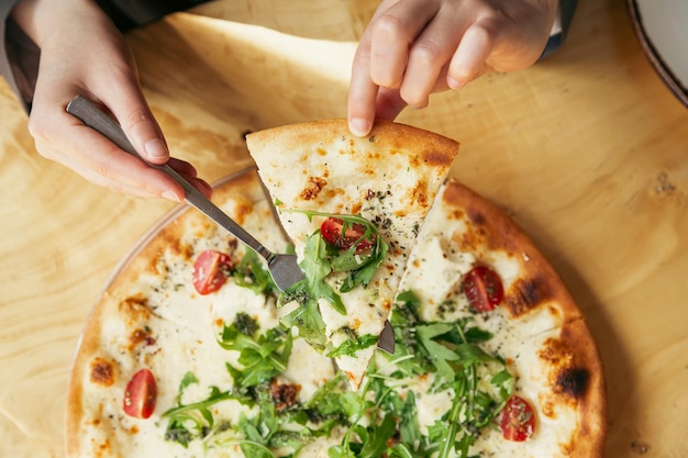 Closeup pizza vegetariana vegetal em uma vista de mesa de madeira