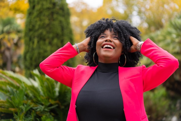 Closeup-Porträt einer glücklichen afroamerikanischen Geschäftsfrau, die in einem Park lacht