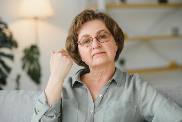 Closeup Portrait einer älteren Frau zu Hause