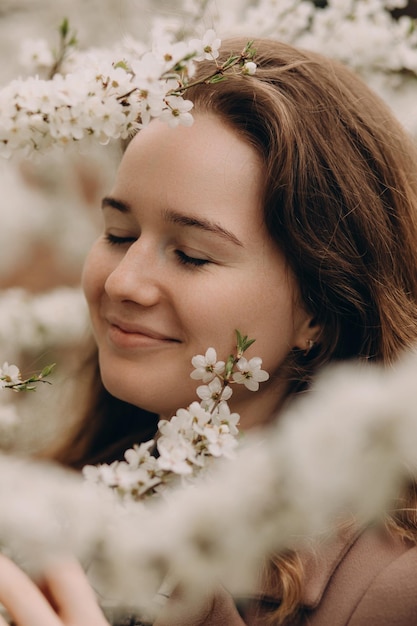 Closeup Portrait einer Frau Weiße Blüte des Frühlinges