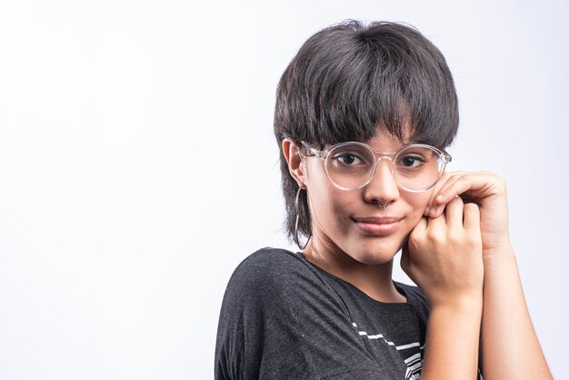 Closeup Portrait einer lächelnden Latina-Frau mit Brille auf weißem Hintergrund