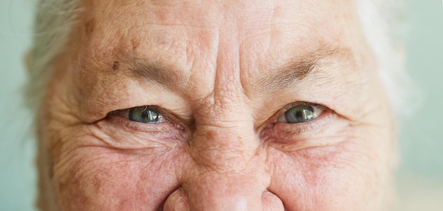 Closeup Portrait eines positiven älteren Rentners 80 Jahre alt