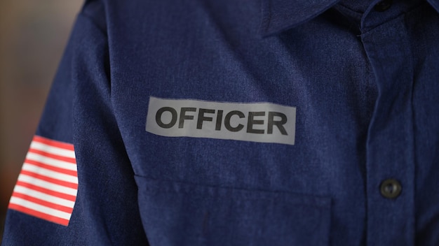 Closeup recortado da bandeira dos Estados Unidos da América em uniforme policial com oficial de inscrição. roupas de polícia