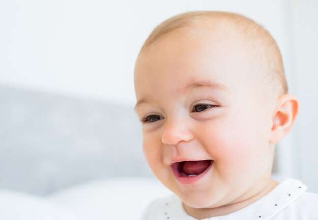 Closeup retrato de un bebé lindo sonriente