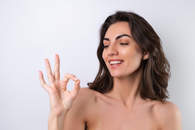 Closeup retrato de belleza de una mujer en topless con piel perfecta y maquillaje natural