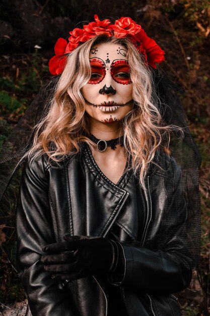 Closeup retrato de Calavera Catrina. Mujer joven con maquillaje de calaveras de azúcar. Día de los muertos. Dia de los Muertos. Víspera de Todos los Santos. Mujer maquillada Santa Muerte en la víspera de Halloween