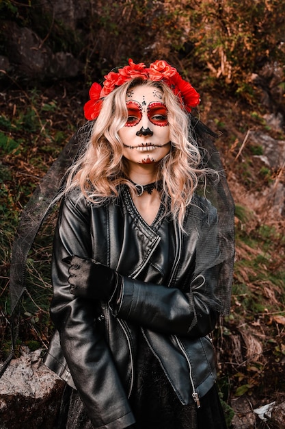 Closeup retrato de Calavera Catrina. Mujer joven con maquillaje de calaveras de azúcar. Día de los muertos. Dia de los Muertos. Víspera de Todos los Santos. Mujer maquillada Santa Muerte en la víspera de Halloween