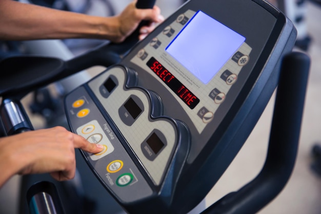 Closeup retrato da interface da máquina de fitness no ginásio