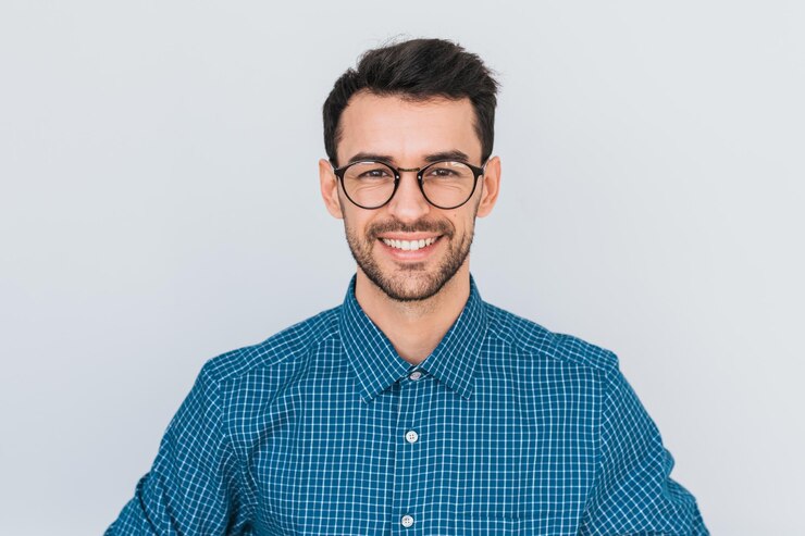 Foto closeup retrato de bonito e inteligente sorrindo com sorriso masculino posando para propaganda social isolada no fundo branco com espaço de cópia para suas informações ou conteúdo promocional