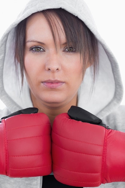 Closeup retrato de jovem mulher com luvas de boxe