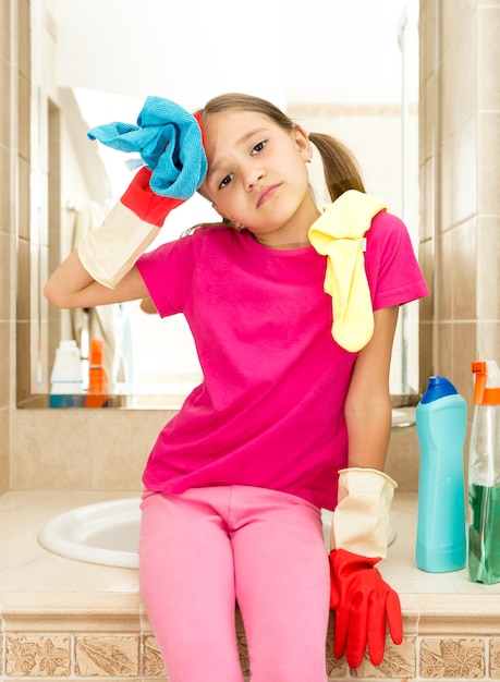 Foto closeup retrato de menina cansada e chateada depois de limpar o banheiro