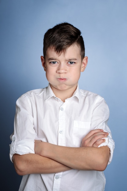 Closeup retrato de menino bravo jovem. Emoções humanas negativas, expressões faciais, sentimentos de reação aos relacionamentos