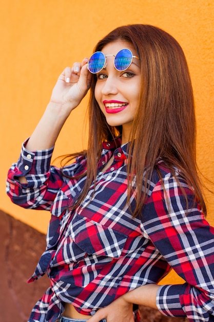 Closeup retrato de mulheres bonitas com maquiagem perfeita e reflexão de óculos de sol, sorrindo.