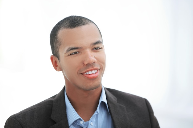 Closeup retrato de um belo homem de negócios isolado no branco