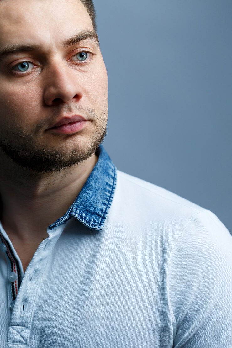 Foto closeup retrato de um homem em uma polo branca