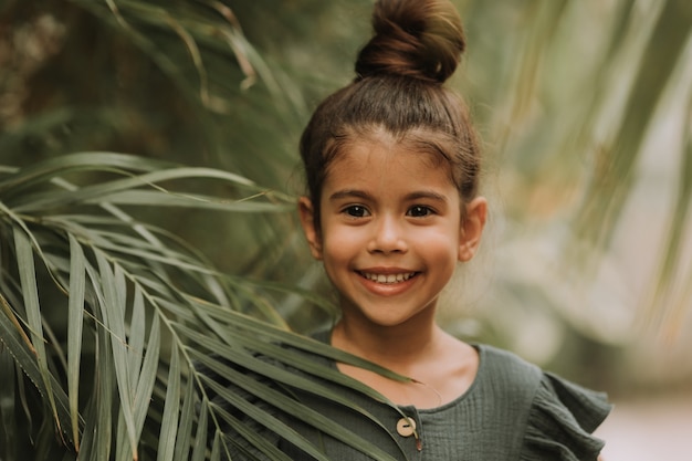 Closeup retrato de um lindo bebê moreno com pele perfeita e cabelo escuro. Cosméticos naturais