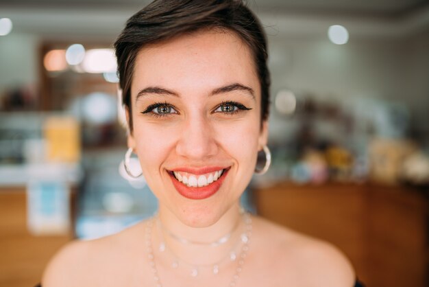 Closeup retrato de uma bela jovem sorridente latina hispânica mulher com cabelo curto preto escuro bob