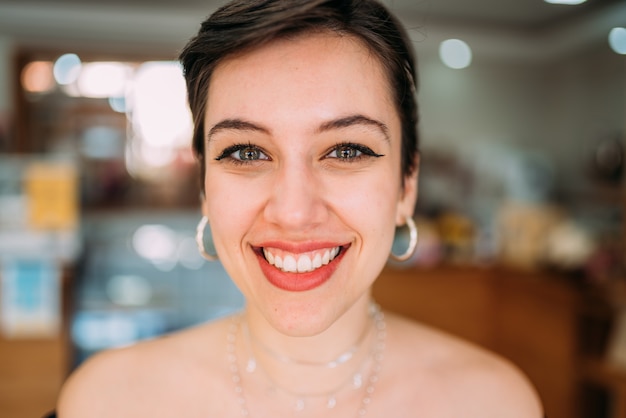 Closeup retrato de uma bela jovem sorridente latina hispânica mulher com cabelo curto preto escuro bob