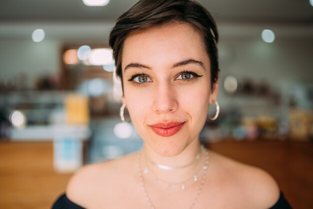 Closeup retrato de uma bela jovem sorridente latina hispânica mulher com cabelo curto preto escuro bob