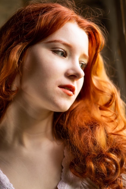 Closeup retrato de uma linda garota com cabelo vermelho