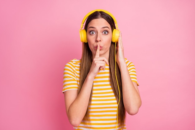 Closeup retrato de uma misteriosa garota engraçada ouvindo rádio mostrando sinal de shh