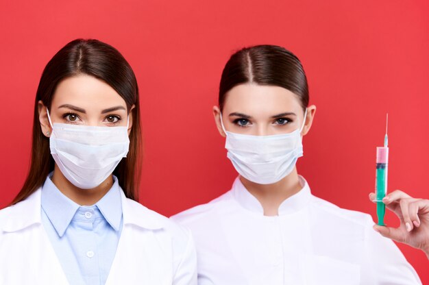 Closeup retrato de dos doctoras europeas con máscara médica
